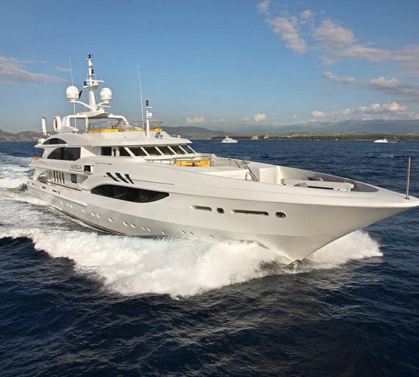 Overview: Yacht PLATINUM's Cruising Captured