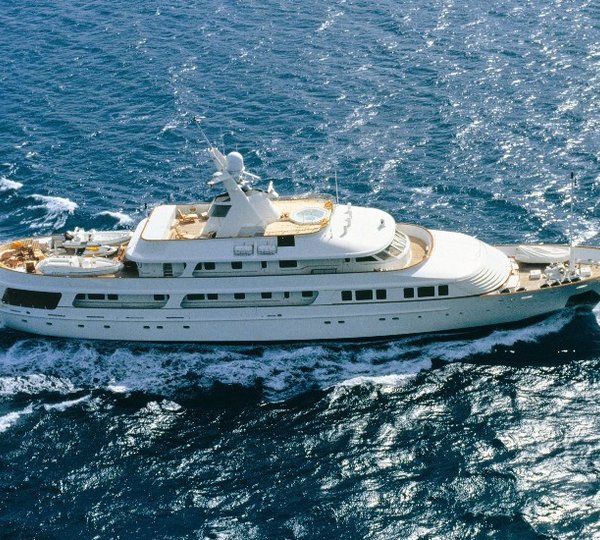 From Above Aspect: Yacht LEGEND's Cruising Photograph