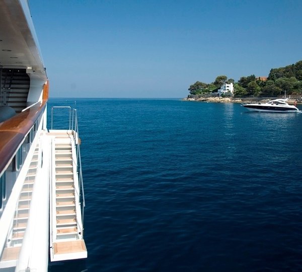 stairs / passerelle to the water