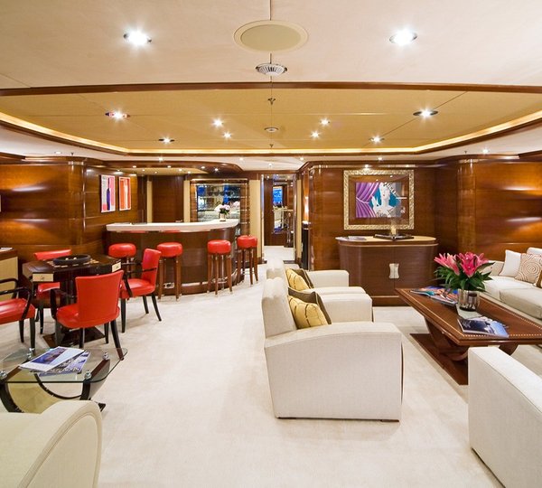 Aft: Yacht LATITUDE's Top Saloon Image