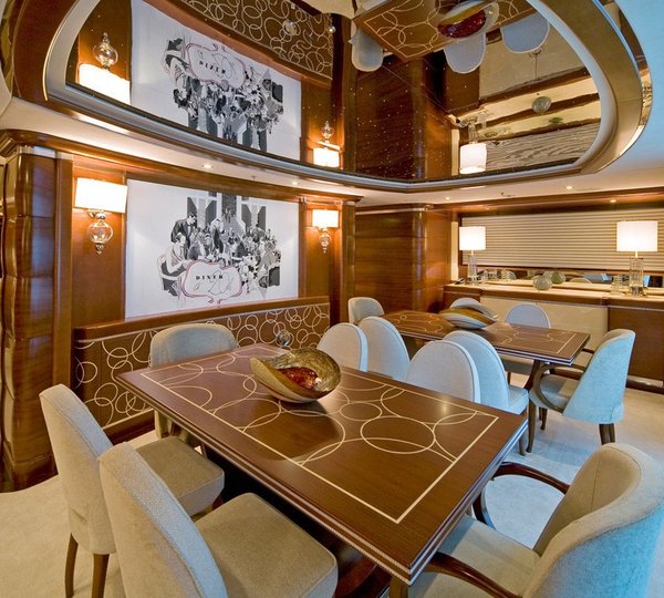 Drinks Bar: Yacht LATITUDE's Saloon Captured