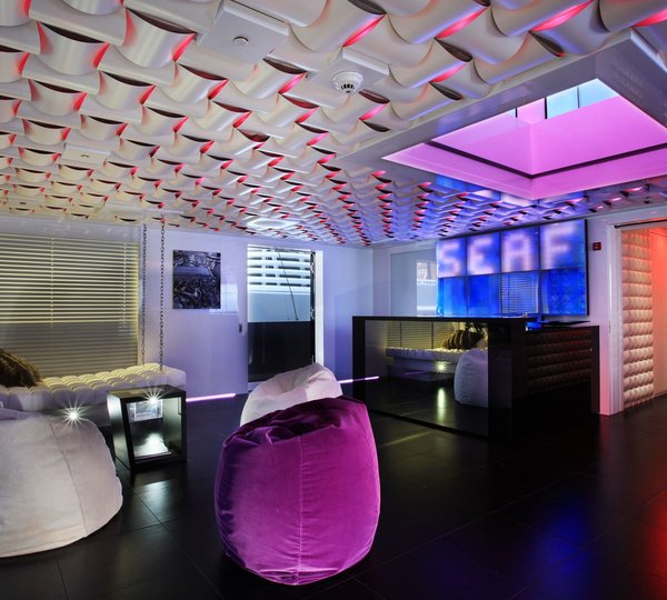 Drinks Bar: Yacht SEA FORCE ONE's Sky-lounge Captured