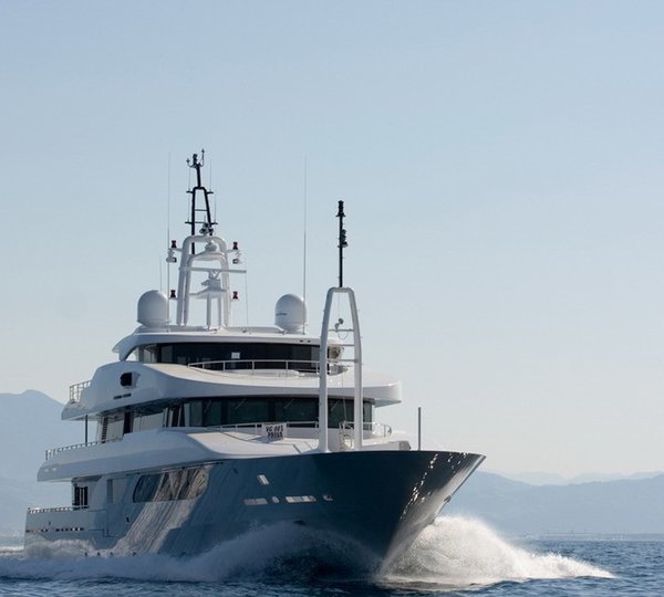 Forward Aspect: Yacht SYNA's Cruising Photograph