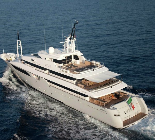 Aft Aspect: Yacht SYNA's Cruising Captured