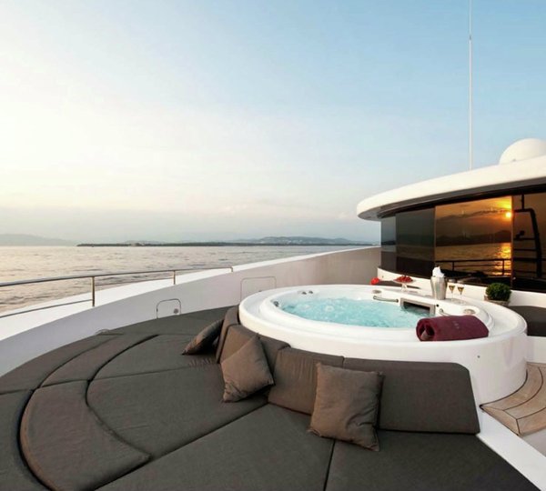 Sitting: Yacht SYNA's Jacuzzi Pool Image