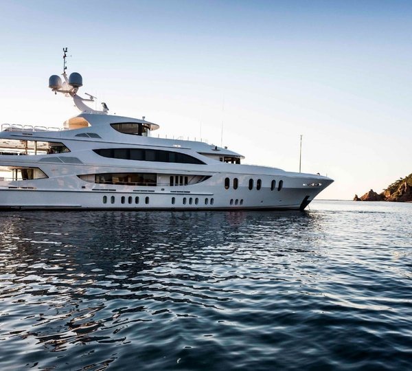 Motor yacht profile