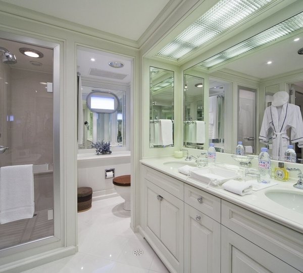 Twin Bed Bath On Yacht VIRGINIAN