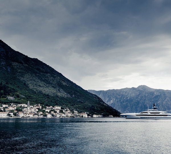 70m superyacht at anchor 