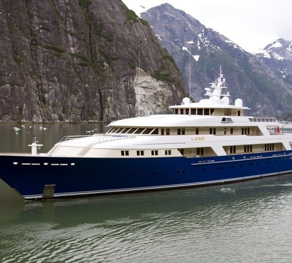 Profile Aspect: Yacht LAUREL's Anchorage Photograph