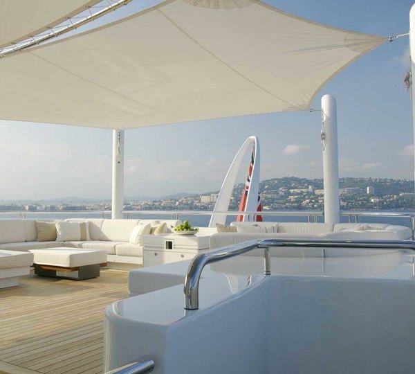 Jacuzzi Pool: Yacht SIREN's Sun Deck Image