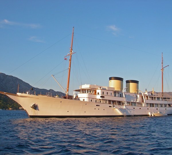 Profile Aspect On Yacht TALITHA