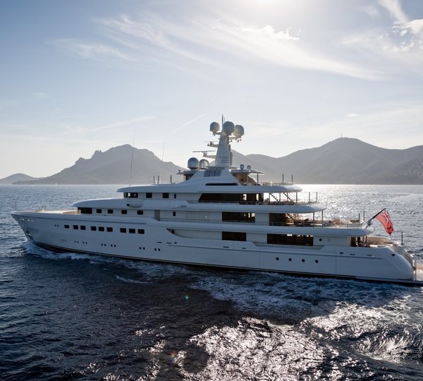 82m superyacht profile cruising