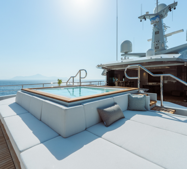 Sundeck Jacuzzi