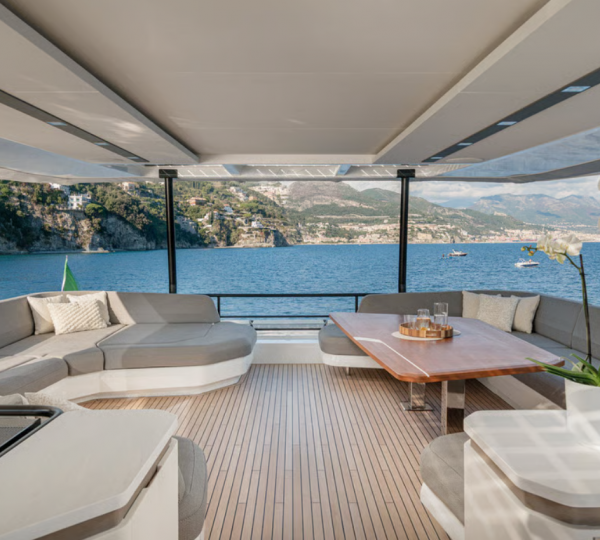 Opendeck Relaxation Area With Dining