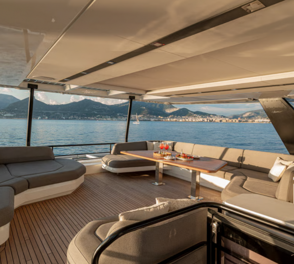 Opendeck Relaxation Area With Dining