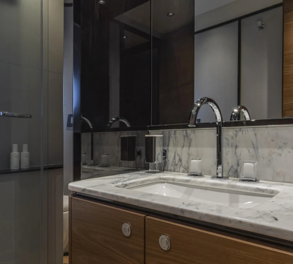 Washroom With Bath Area (4)