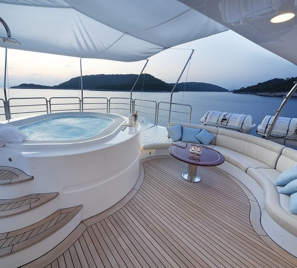 Sundeck Jacuzzi