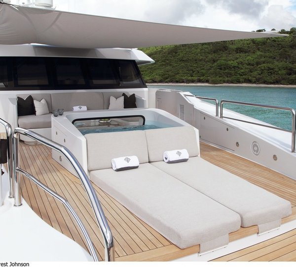 Foredeck Moon Jacuzzi