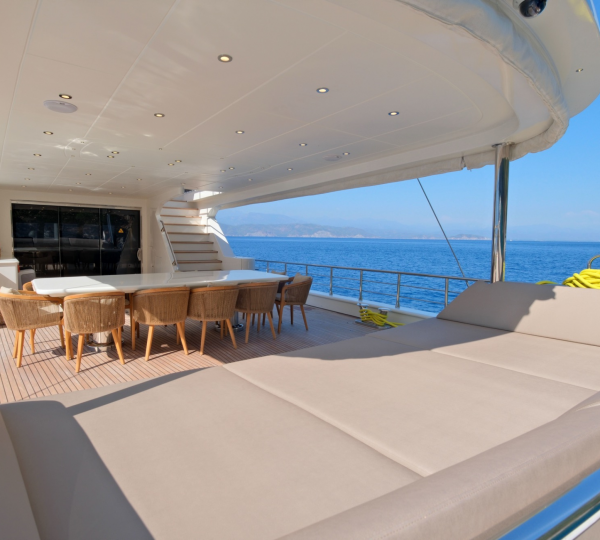 Opendeck Dining With Relaxation Area