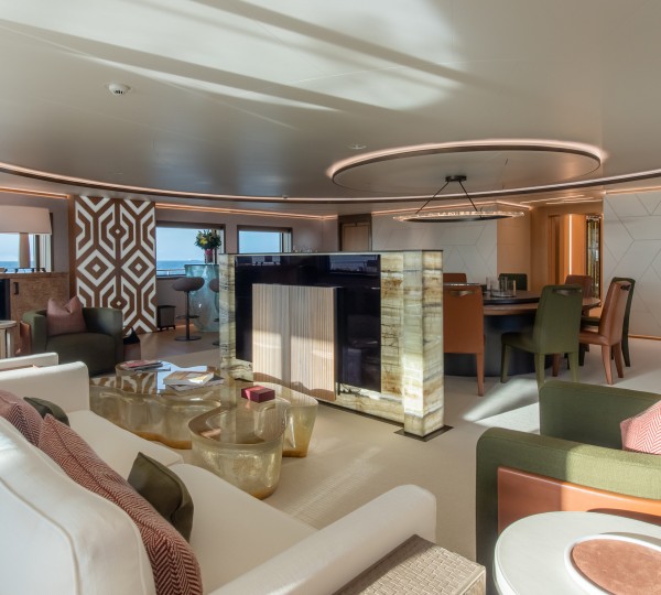 Saloon With Dining Area