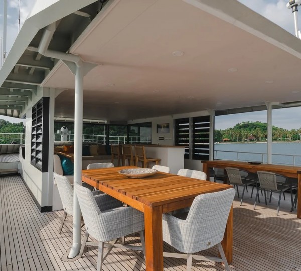 Sun deck dining