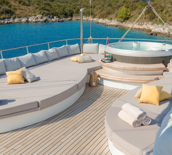 Jacuzzi With Sunpads