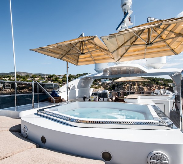 Sun Deck Jacuzzi And Sunpads