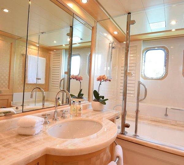 Guest Cabin Ensuite 00004