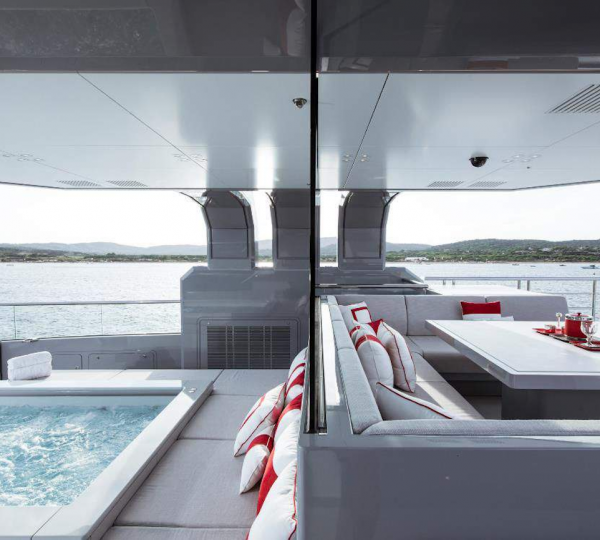 Sun Deck Jacuzzi And Dining