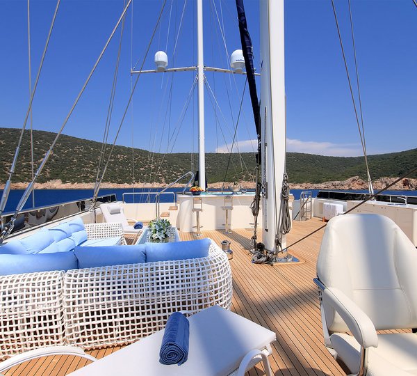 seating and jacuzzi - flybridge