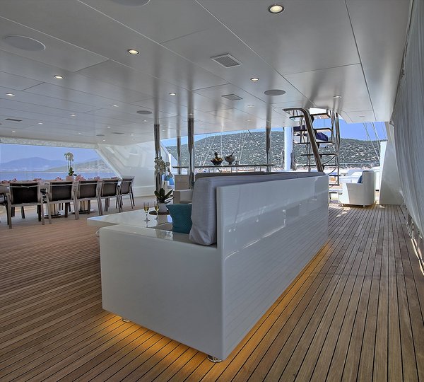 Aft Deck Dining And Seating