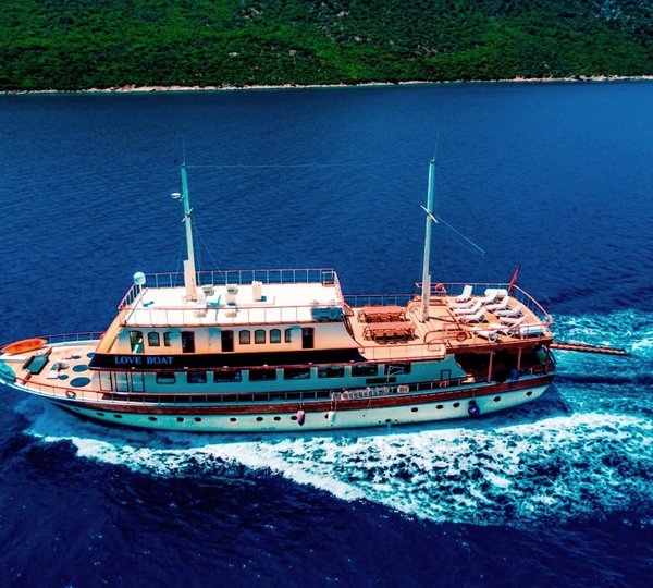 M/S LOVE BOAT - Cruising