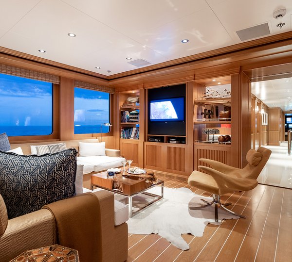 Bridge Deck Saloon With TV