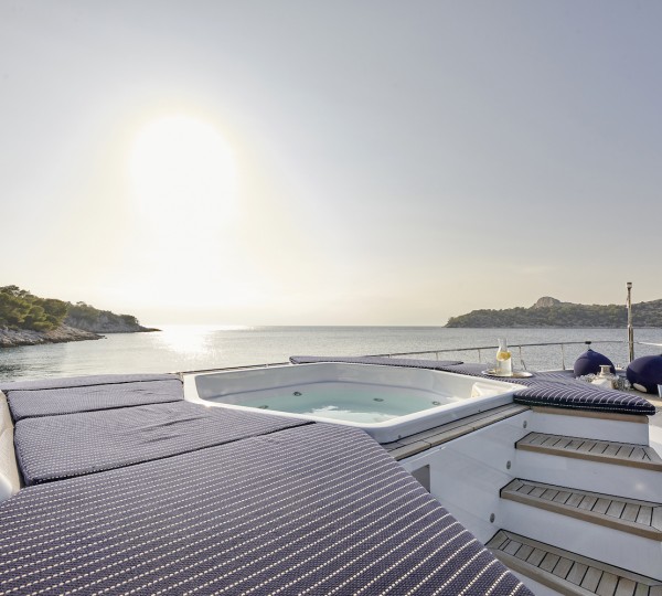 Jacuzzi With Sun Pads