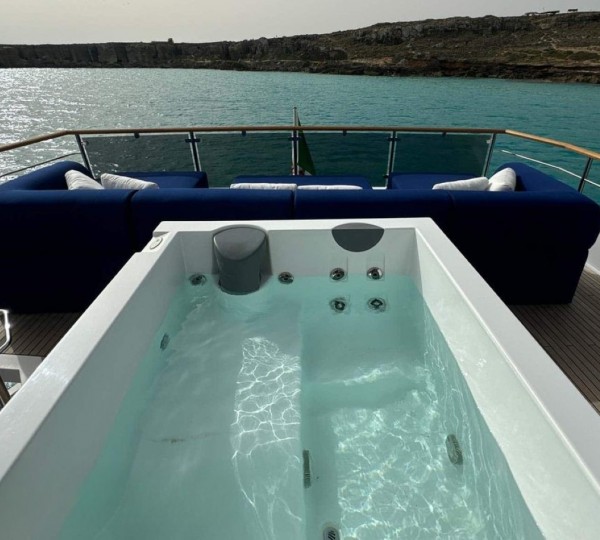 Exterior Sunbathing Area 02