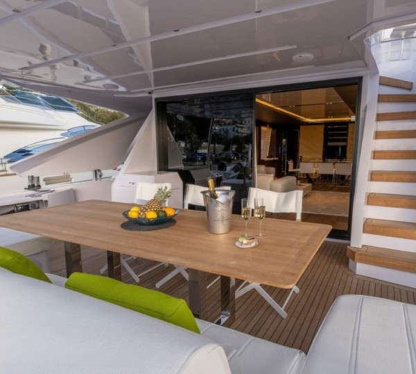 Exterior Relaxation Area With Dining 01