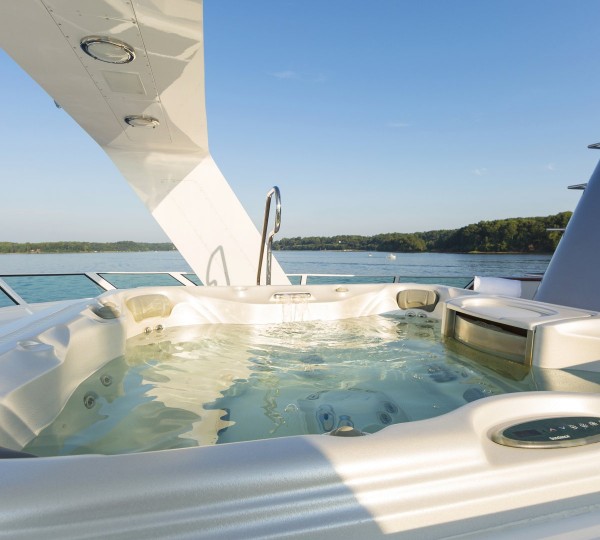 Sundeck Jacuzzi