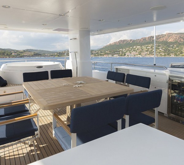 AROHA Exterior - Flybridge