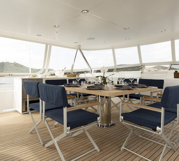 AROHA Exterior - Flybridge Dining