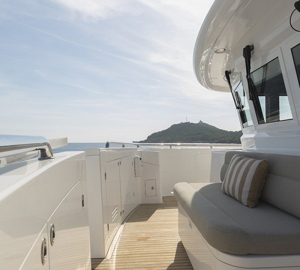 AROHA Exterior - Fore Seating