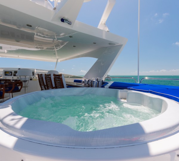 Flybridge jacuzzi