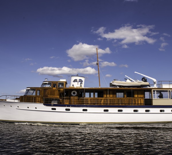 Running Profile Of The Yacht