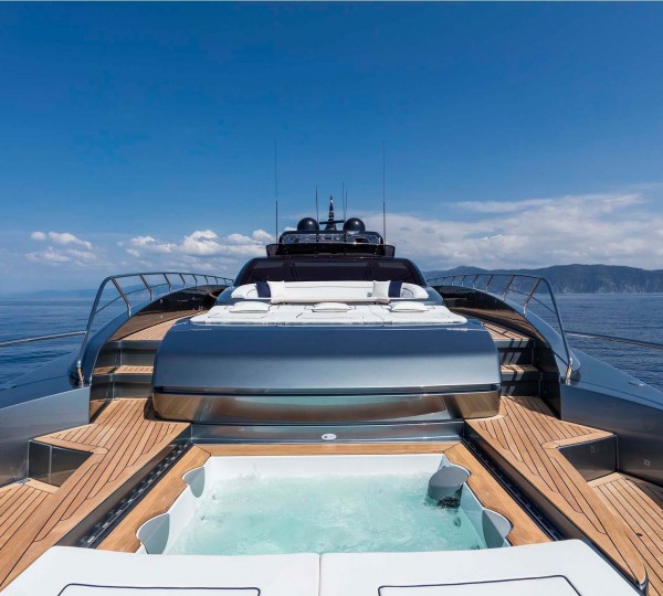 Foredeck With Jacuzzi