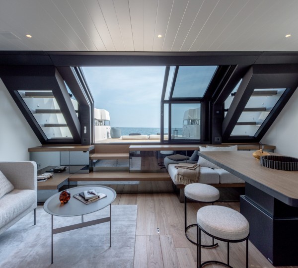 Main Salon (sistership)