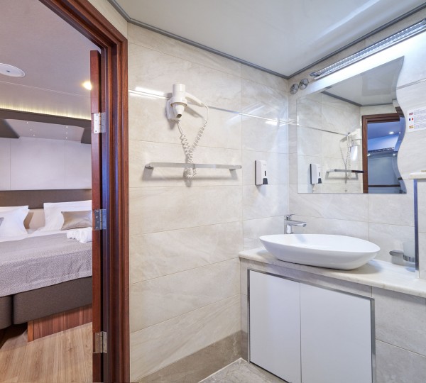 Double Cabin Ensuite Bathroom