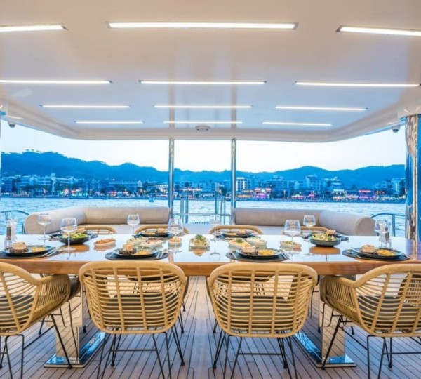 Al Fresco Dining Set Up