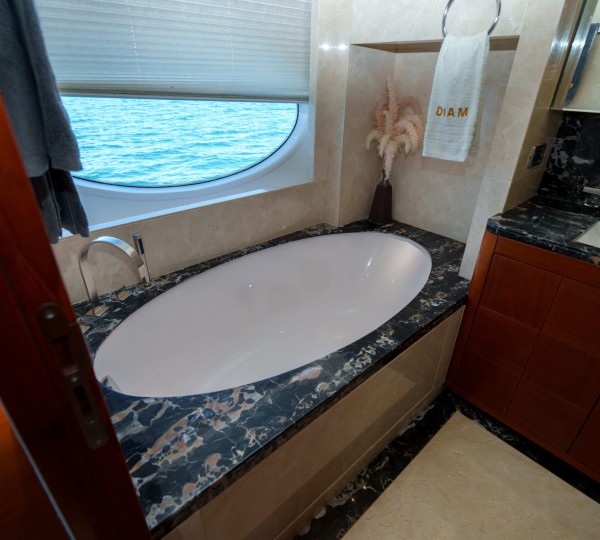 Master Ensuite Bathtub