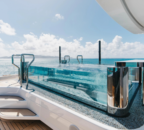 Sundeck Jacuzzi