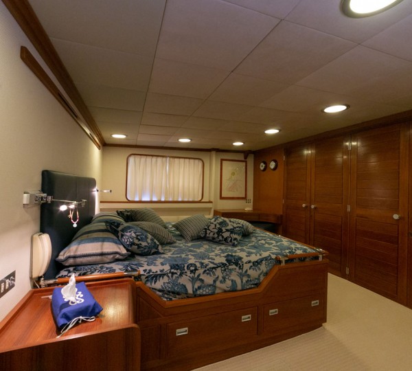 Double Cabin With Large Windows