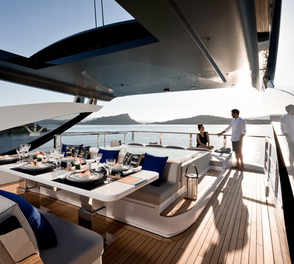 Flybridge Alfresco Dining